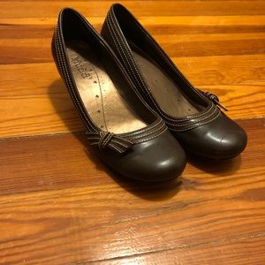 Brown Mudd heels with bow accent, closed toe - 8.5